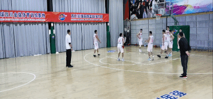 双方各自进行罚篮.gif