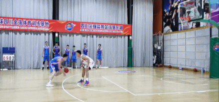 胡林森上篮命中 赢得比赛.gif