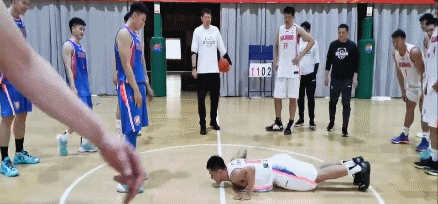 对内俯卧撑比赛.gif