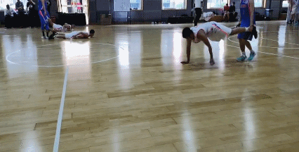 全场折返爬.gif