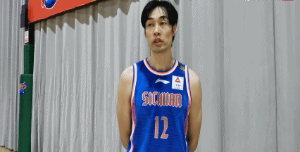 孟达进行采访.gif