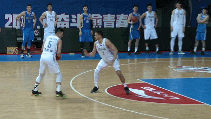 李江淮变速上篮打进.gif