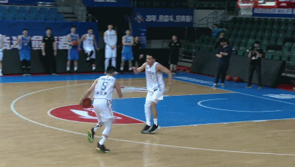 李江淮急停跳投命中.gif