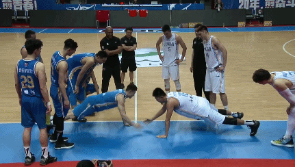 俯卧撑挑战赛.gif