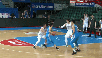 陈林坚强打大王上篮命中.gif