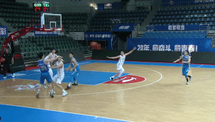 陈林坚强突卡米然上篮打进.gif