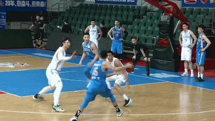 陈林坚助攻队友篮下勾手打进.gif