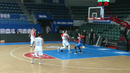 大王强行突破上篮打进.gif