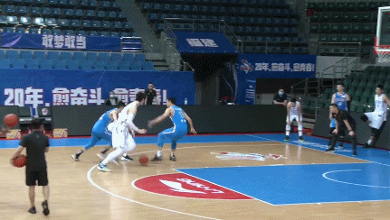 大王轻松晃开防守上篮得手.gif