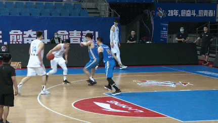 黄毅超3分命中.gif