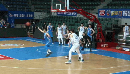 卡米然斯地克江跳投得手.gif
