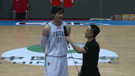 王哲林进行采访.gif
