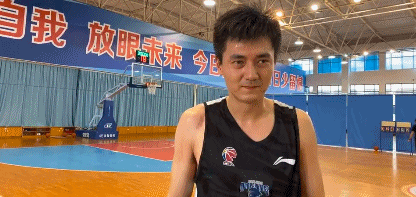 宋建骅进行采访.gif