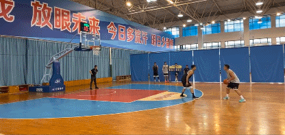 李柏润勾手打进 赢得比赛.gif