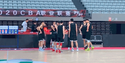 主教练叫暂停.gif