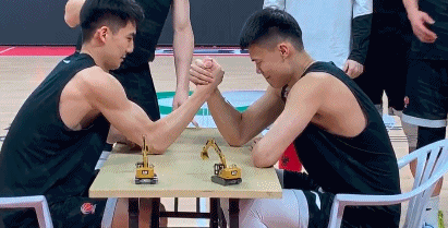 王仔路和付磊掰手腕.gif