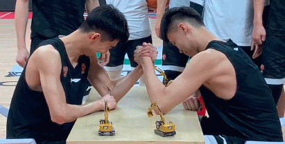 王仔路获得掰手腕比赛胜利.gif