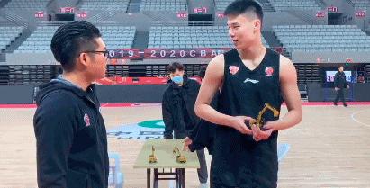 王仔路进行采访.gif