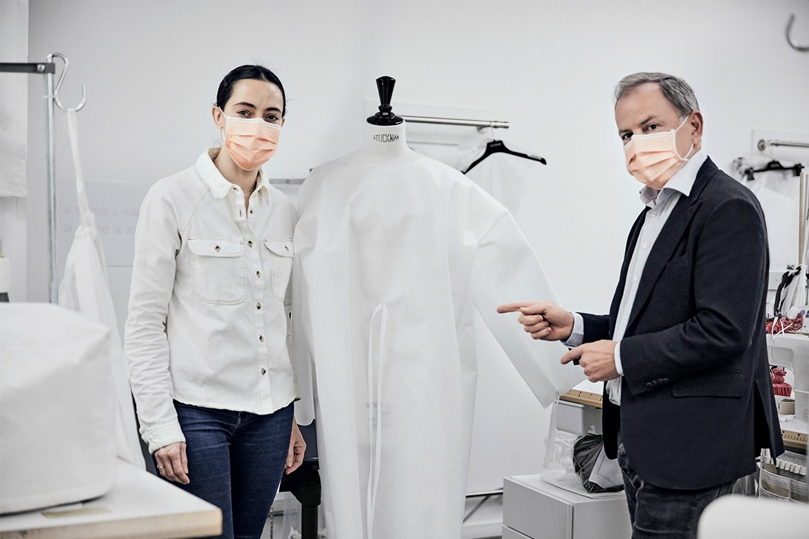 https___hk.hypebeast.com_files_2020_04_louis-vuitton-mobilises-its-parisian-ready-to-wear-atelier-to-make-gowns-for-parisian-hospitals-2.jpg