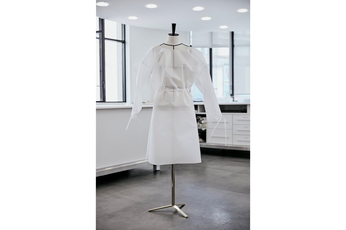 https___hk.hypebeast.com_files_2020_04_louis-vuitton-mobilises-its-parisian-ready-to-wear-atelier-to-make-gowns-for-parisian-hospitals-3.jpg