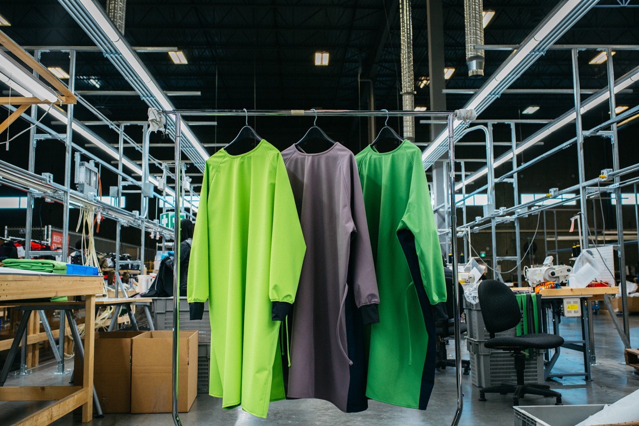 https___hypebeast.com_wp-content_blogs.dir_4_files_2020_04_arcteryx-reusable-medical-gown-production-design-5.jpg