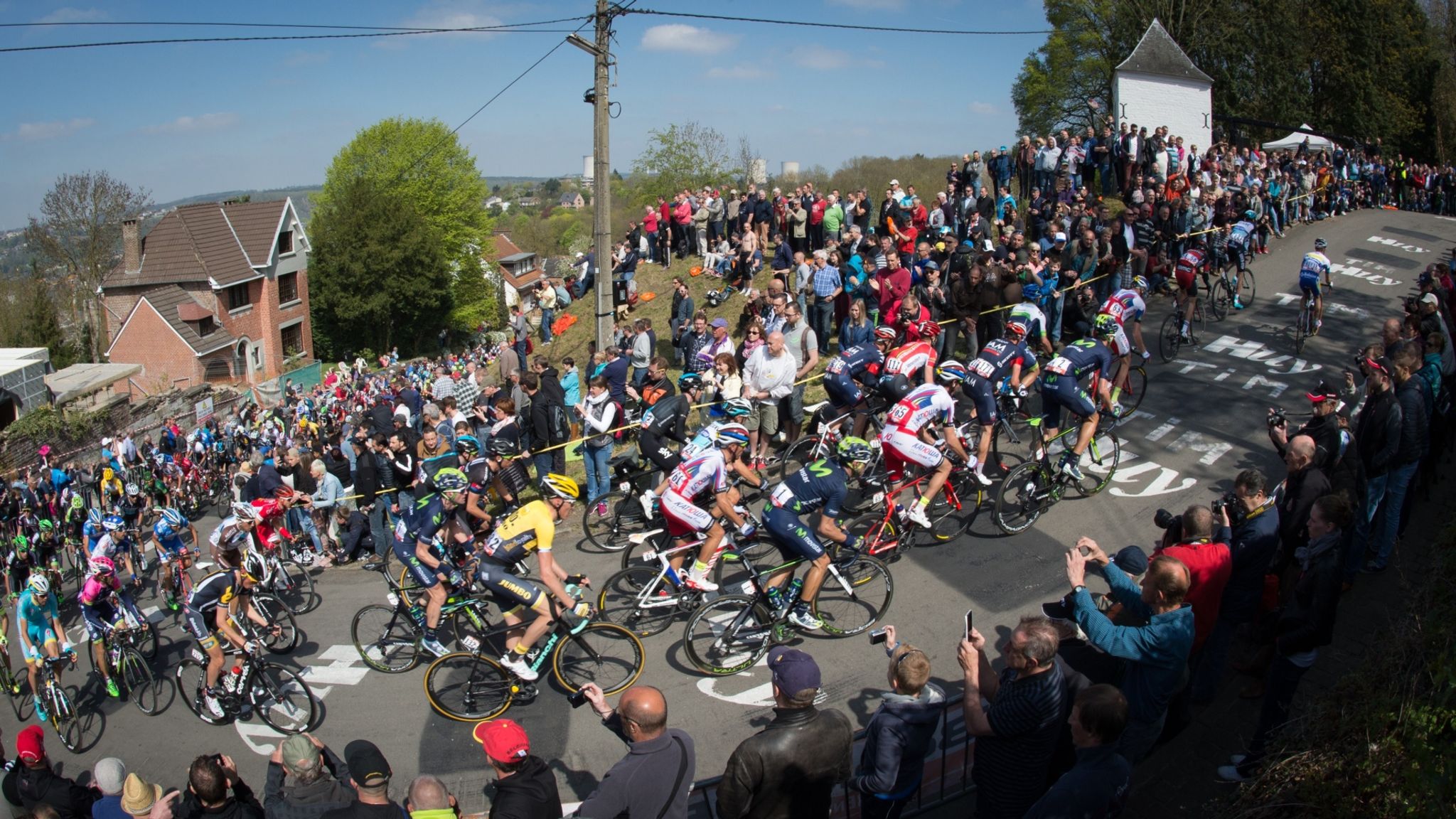 fleche-wallonne-mur-de-huy-peloton_3293782.jpg