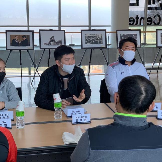 柳承敏参加会议