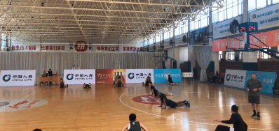 新疆队进行赛前热身.gif