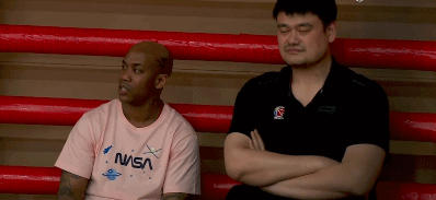 马布里和姚明场边交流.gif