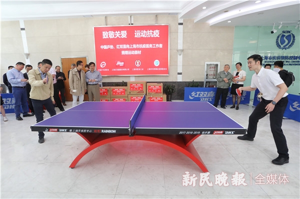 图说：“最早逆行者”钟鸣和中国乒协副主席王励勤对垒 新民晚报记者 张龙 摄