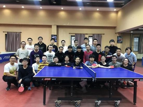 吴飞（右一）的乒乓球课在学校颇受欢迎