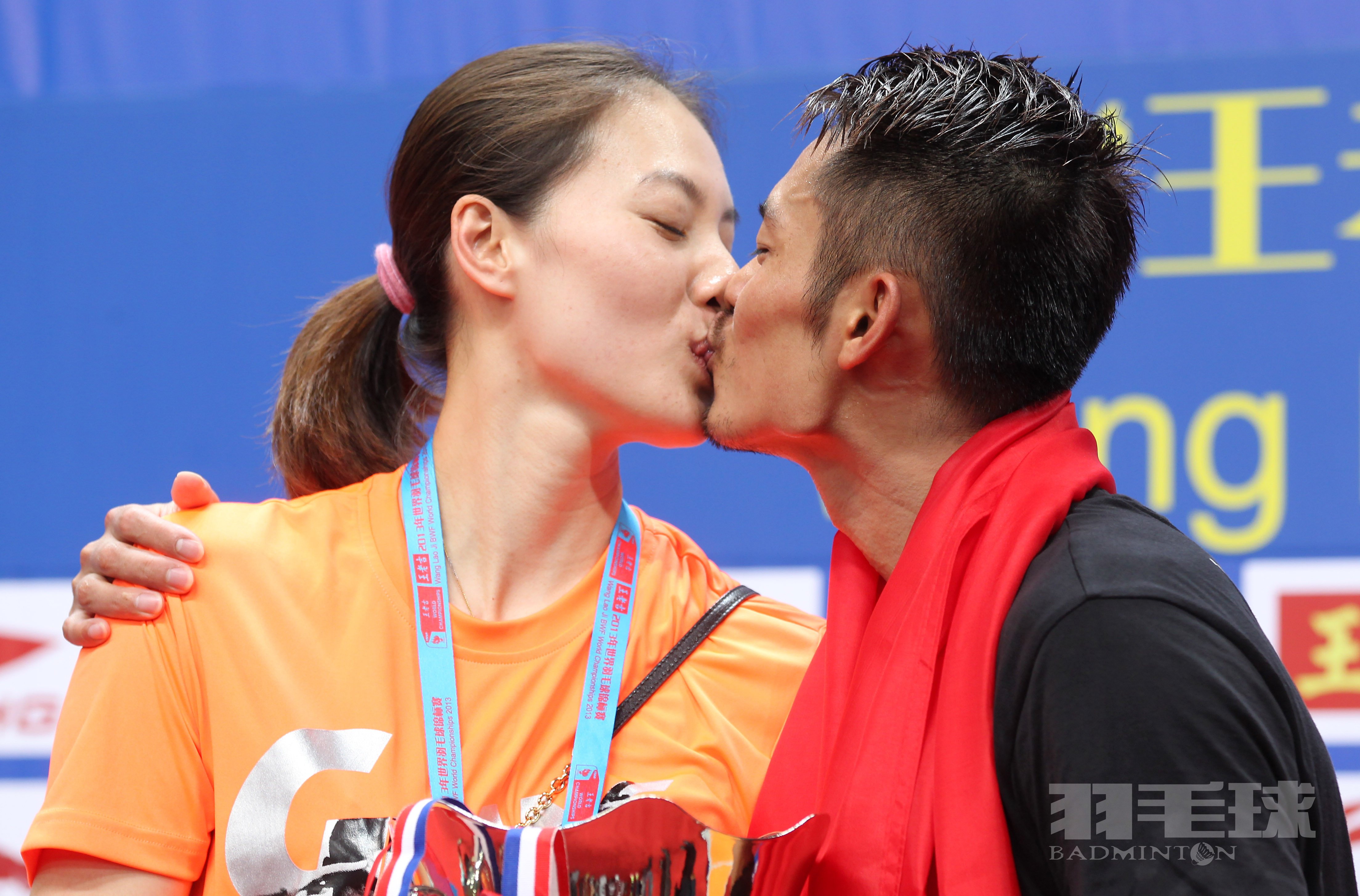 夺冠后的林丹与谢杏芳深情一吻.jpg