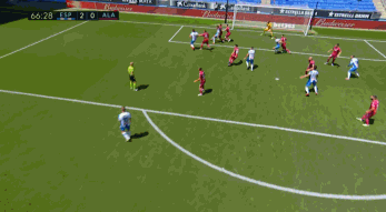 贝尔纳多头球偏出.gif