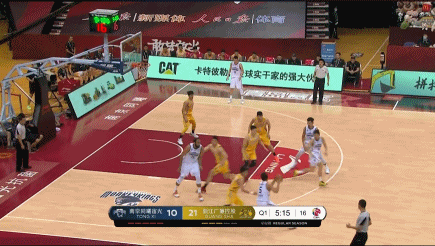 哈达迪转身击地给跟进孙思尧  后者暴扣得手.gif