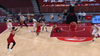 沈梓捷双手吊筐暴扣.gif