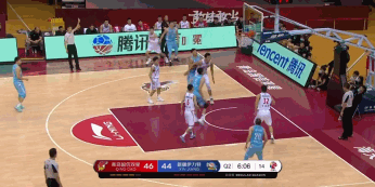 周琦抢板暴扣.gif