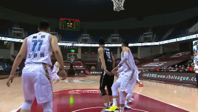 郭艾伦技术犯规.gif