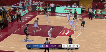 赵继伟面对翟晓川硬拔三分.gif