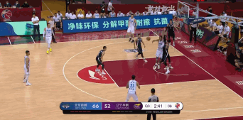 北京行云流水的转移球完全打乱辽宁防守.gif