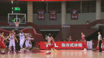 赵泰隆冷静虚晃三分压哨.gif
