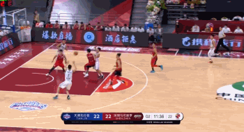 沈梓捷追身封盖孟子凯的灌篮.gif