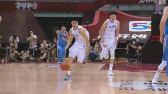 曾令旭反击上篮.gif