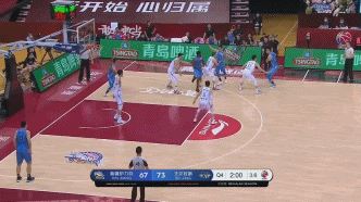 方硕高难度压哨三分.gif