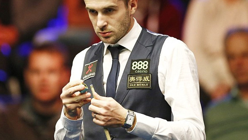 Mark-Selby-watches-snooker.jpg