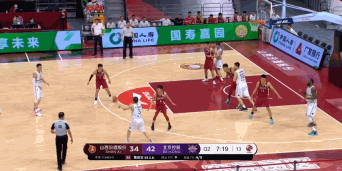 孙悦和摩尔特里空中连线.gif