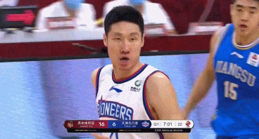 侯逸凡反击暴扣.gif
