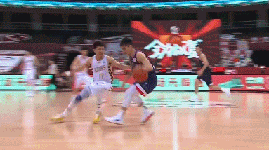 孙铭徽抢断反击郭凯追防帽防下.gif