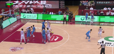 刘泽一篮下暴扣.gif