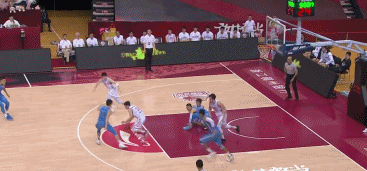 吴前反击一条龙突破上篮得分1.gif