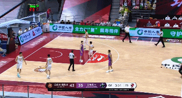巩指导冲入场地.gif
